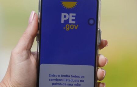 Pessoa entrando em aplicativo do PE.GOV, do Governo de Pernambuco.