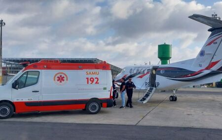 Viatura do SAMU ao lado de avi&atilde;o do servi&ccedil;o aerom&eacute;dico.