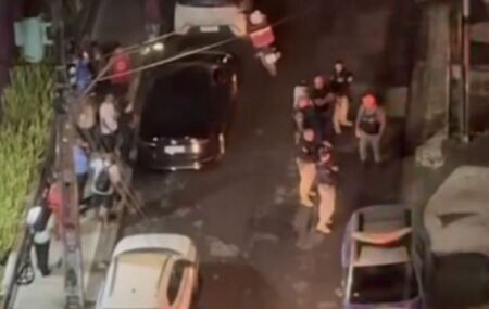 Equipes da PMPE no local onde ocorreu o crime, em Boa Viagem.