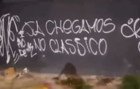Ilha do Retiro &eacute; alvo de picha&ccedil;&atilde;o na madrugada. 