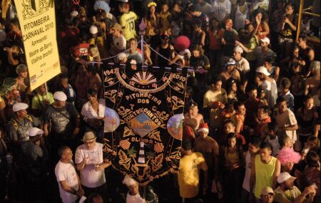 Estandarte da Pitombeira em primeiro plano.