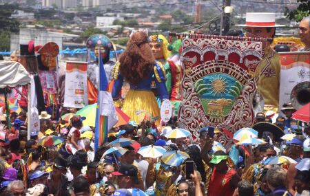 Desfile do Elefante junto com os Bonecos gigantes de Olinda.