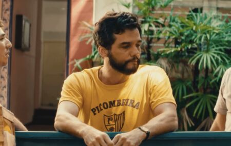 O ator Wagner Moura em cena do Filme o Agente Secreto.
