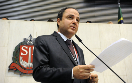 Dr Kalil sendo homenageado na ALESP.