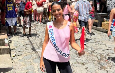 Influenciadora viraliza ao se fantasiar de Raquel Lyra no carnaval.