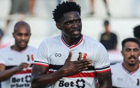 Israel, jogador do Santa Cruz comemorando gol.