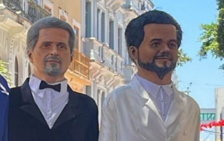 Dos cinemas para as ladeiras de Olinda: Kleber Mendon&ccedil;a Filho e Wagner Moura ganham bonecos gigantes