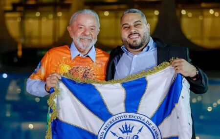 Lula ao lado de presidente da Acad&ecirc;micos de Niter&oacute;i, Wallace Palhares.