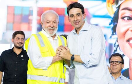 Lula ao lado do ministro Silvio Costa Filho.