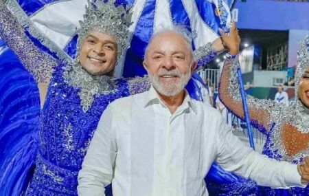 Lula &eacute; homenageado por escola de samba.