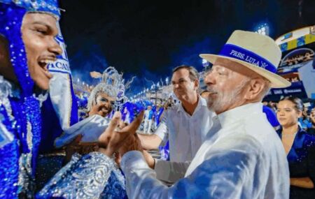 Lula em desfile da escola de samba.