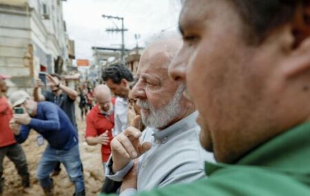 Lula visita cidade atingida por fortes chuvas.