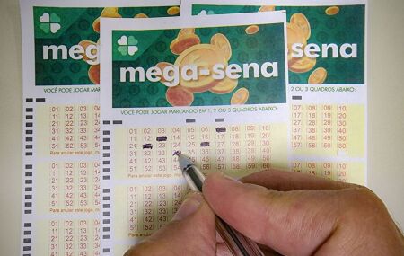 Pessoa marcando cartelas da Mega-Sena.