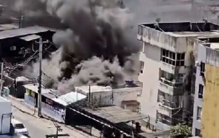 Mercadinho pega fogo em Candeias, Jaboat&atilde;o dos Guararapes.