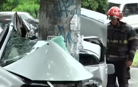 Estado do carro ap&oacute;s atingir poste de ilumina&ccedil;&atilde;o &agrave;s margens da BR-101 Norte, no KM 61.