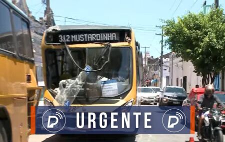 Linha de &ocirc;nibus 312 - Mustardinha/IMIP ap&oacute;s batida, na Boa Vista.