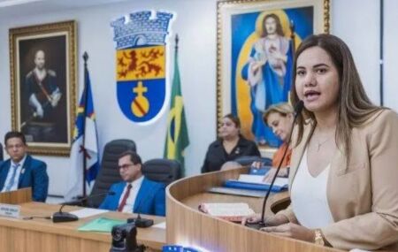 Prefeita Mirella Almeida, na tribuna da C&acirc;mara Municipal de Vereadores de Olinda