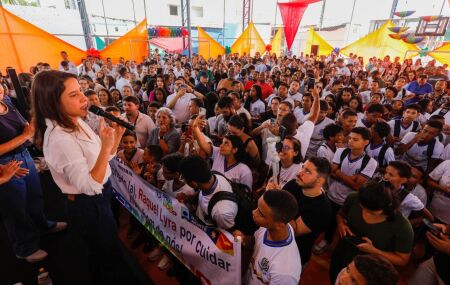 No Recife, governadora entrega nova quadra escolar e anuncia constru&ccedil;&atilde;o de duas novas escolas