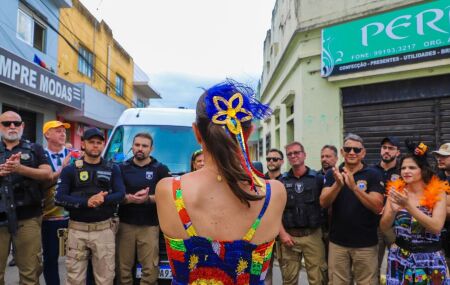 Governadora de Pernambuco Raquel Lyra com policiais civis.