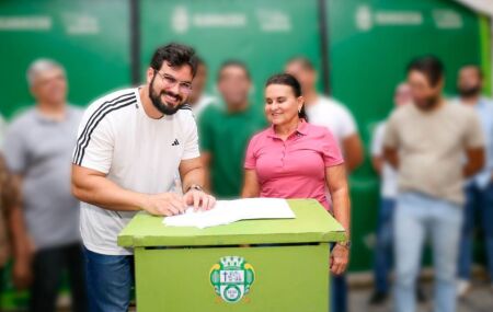 Professora Elcione e secret&aacute;rio C&eacute;sar assinam OS para obras nas unidades de sa&uacute;de de Cuieiras e Beira Mar I