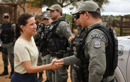 Governadora de Pernambuco, Raquel Lyra, com policiais militares.