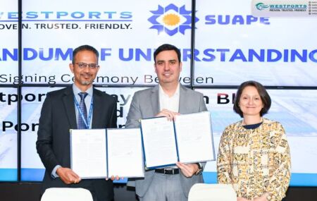 Diretor-presidente de Suape, Armando Monteiro Bisneto, firma memorando de entendimento em nome do porto pernambucano.