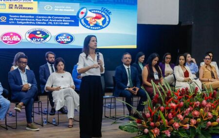 Governadora Raquel Lyra em discurso no evento da UVP no Centro de Conven&ccedil;&otilde;es