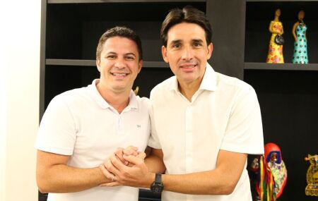 Presidente da C&acirc;mara, vereador Paulo Andr&eacute; (PSB) e o ministro de Portos e Aeroportos, Silvio Costa Filho