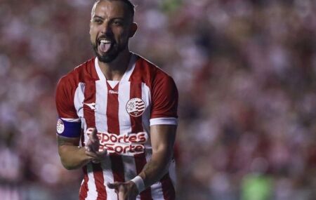 Paulo S&eacute;rgio marca mais dois contra o Santa e N&aacute;utico est&aacute; na final do Pernambucano.