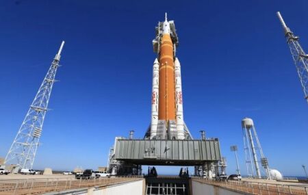 Nave Artemis 2. Foguete SLS, que vai ser usado na miss&atilde;o Artemis 2, no complexo de lan&ccedil;amento Kennedy Space Center, na Fl&oacute;rida (EUA)