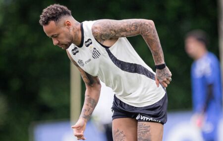 Neymar treinando com bola.