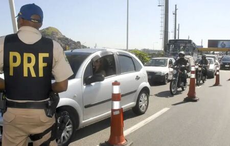 Agente da PRF em rodovia federal.