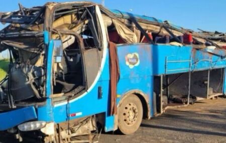 &Ocirc;nibus que capotou com trabalhadores rurais na Rodovia Transbrasiliana (BR-153).