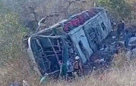 &Ocirc;nibus com grupo de romeiros capota em Alagoas e deixa 15 mortos; 3 crian&ccedil;as est&atilde;o entre as v&iacute;timas