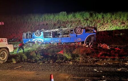 &Ocirc;nibus que capotou na BR-153 e deixou seis mortos e 46 feridos.