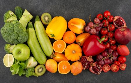 Frutas e verduras com alto teor de &aacute;gua ajudam a manter o corpo hidratado em dias de calor.