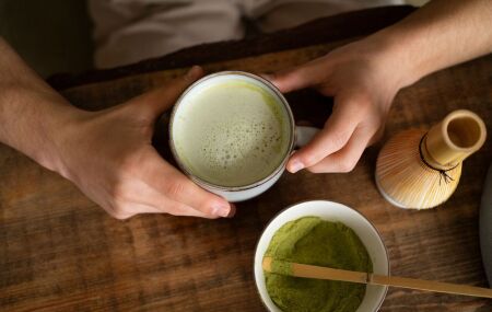 Com cor vibrante e visual chamativo, o matcha se tornou uma das bebidas mais comentadas nas redes sociais.