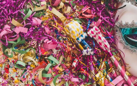 Carnaval movimenta ruas de cidades brasileiras durante os dias de festa.