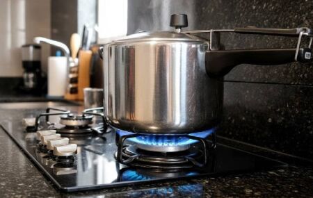 A panela de press&atilde;o el&eacute;trica ganha espa&ccedil;o nas casas brasileiras ao oferecer mais seguran&ccedil;a, praticidade e economia. 