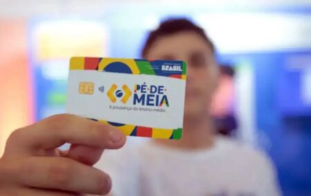 Pessoa segurando cart&atilde;o do P&eacute;-de-Meia.