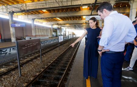 Raquel Lyra ao lado de ministro durante visita ao metr&ocirc; do Recife. 