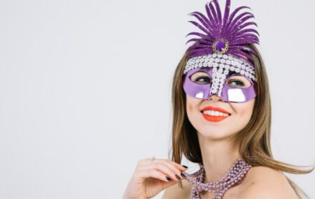 Mulher com m&aacute;scara.