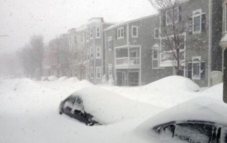 Carros cobertos de neve em Boston. 