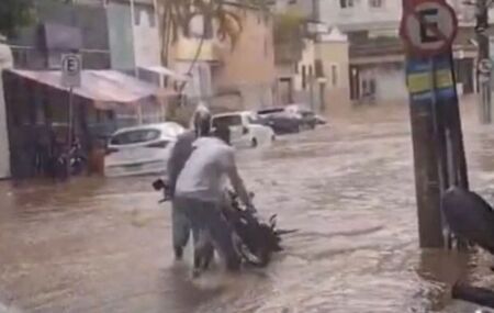 Rua alagada em Juiz de fora.