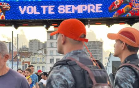 Policiais Militares em patrulhamento no carnaval.