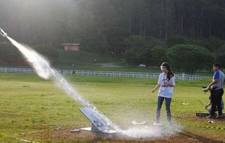 Aluna participando da Jornada do Foguete.