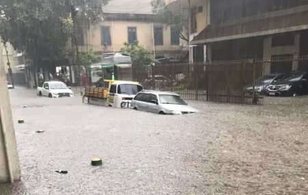 Rua alagada no Rio de Janeiro.