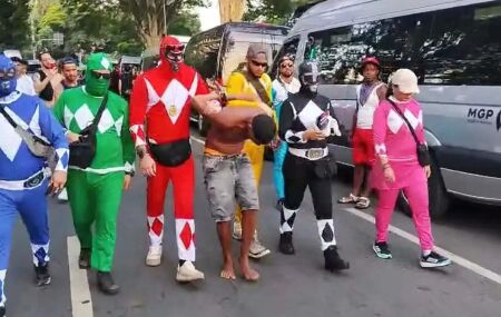 Policiais fantasiados prendem criminoso em bloco de carnaval.