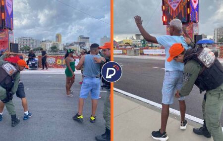 Policiais militares fazem revistas no Centro do Recife.