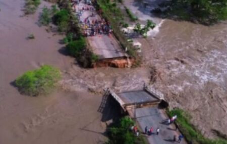Ponte desaba em Cal&ccedil;ado e tr&aacute;fego para outras regi&otilde;es fica impossibilitado ap&oacute;s muita chuva